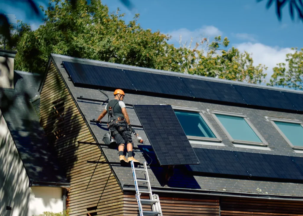 Installateur solaire Adekwatts en action sur un toit en ardoise