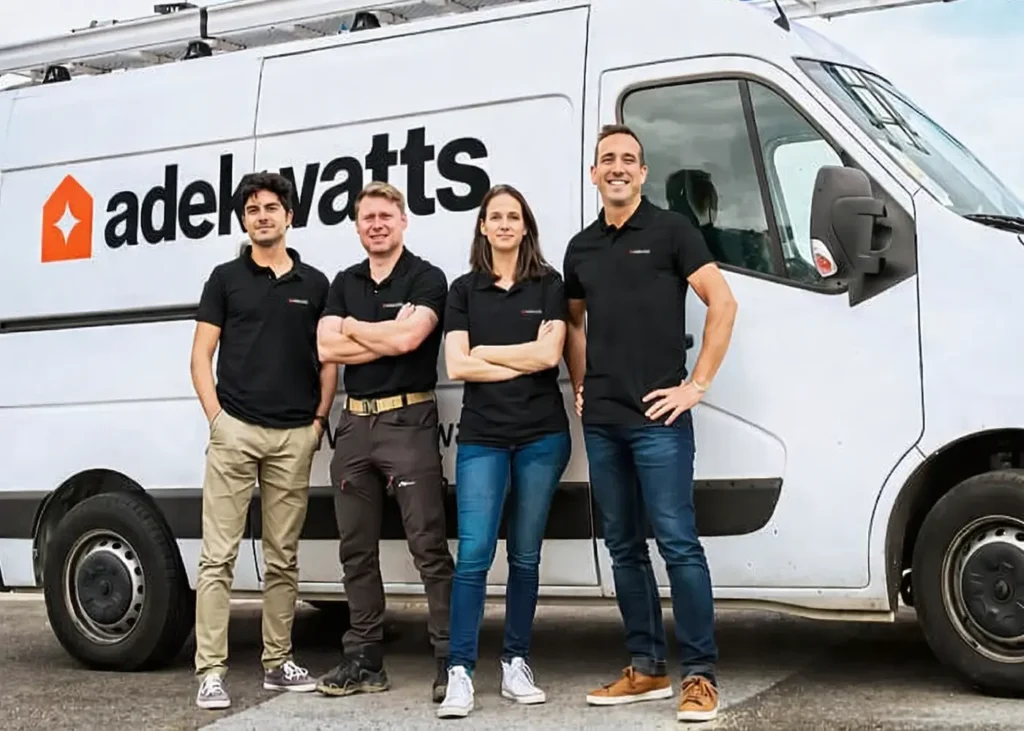 Équipe Adekwatts Urrugne devant un véhicule d’intervention pour installation de panneaux solaires au Pays Basque.