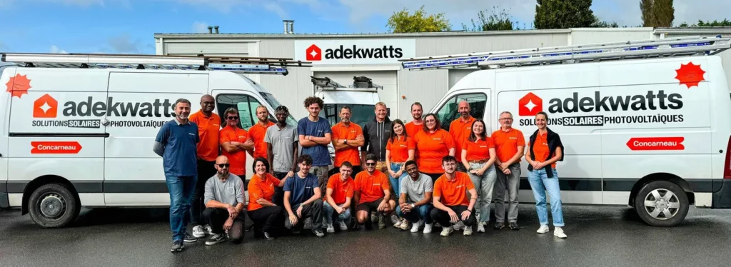 Photo de l’équipe Adekwatts Concarneau posant devant deux véhicules utilitaires de l’entreprise