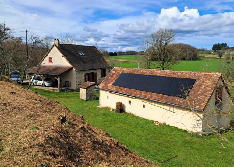 limoges 01Maison de campagne avec dépendance équipée de panneaux solaires sur le toit.