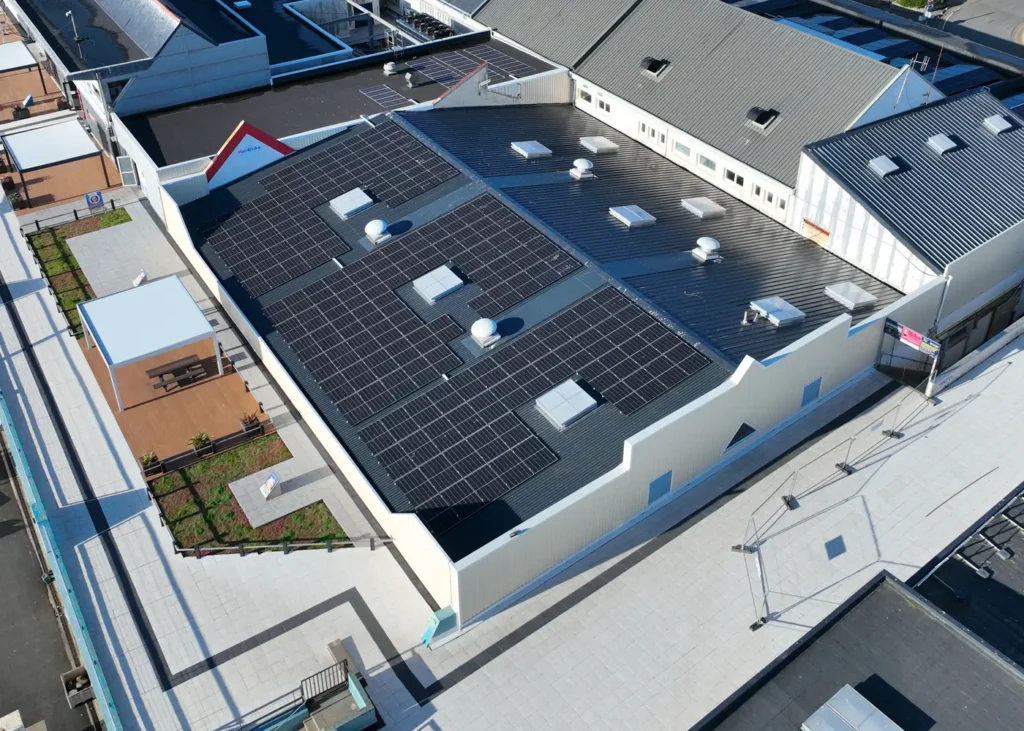 Vue aérienne de la Criée du Guilvinec avec une large toiture couverte de panneaux solaires photovoltaïques.