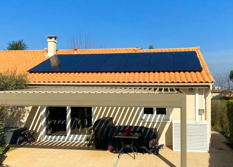 Maison équipée de panneaux solaires sur toiture en tuiles – installation photovoltaïque adekwatts
