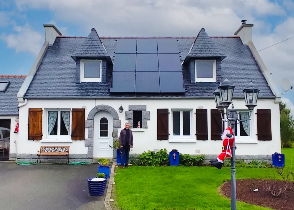 Maison à Ploemeur avec une installation photovoltaïque de 5 kWc sur toiture en ardoise.