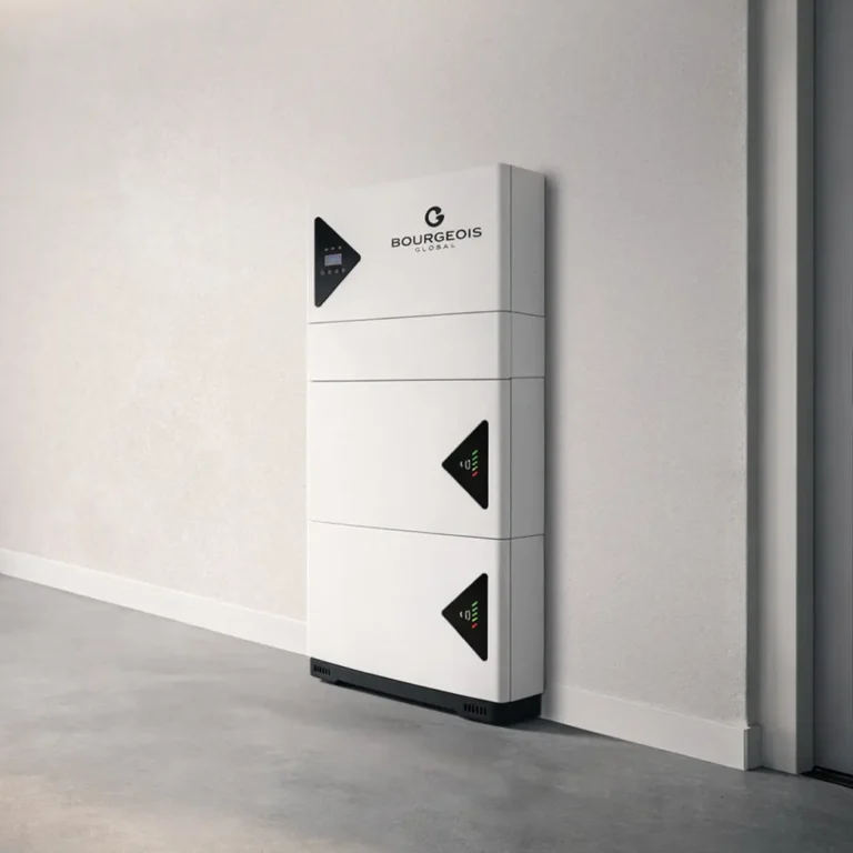Batterie de stockage solaire Bourgeois Global installée en intérieur, solution de stockage d’énergie pour autoconsommation photovoltaïque.