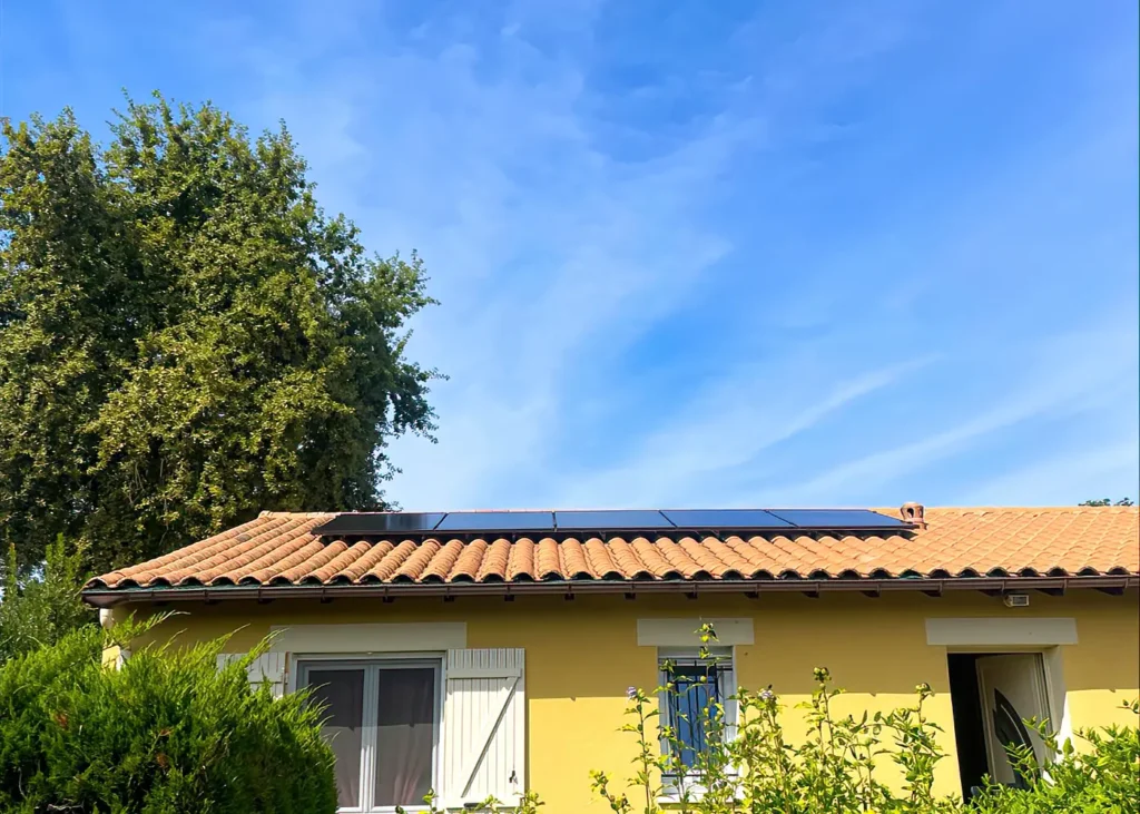 Installation de panneaux solaires photovoltaïques sur toiture en tuiles – maison individuelle