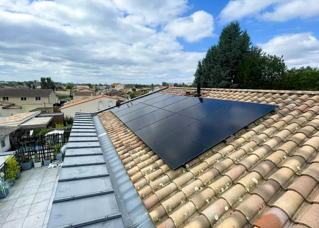Installation de panneaux solaires noirs sur toiture en tuiles – vue en perspective
