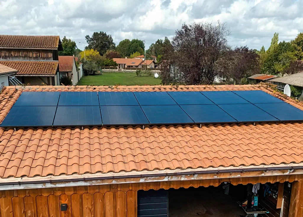 Installation de panneaux solaires photovoltaïques sur toiture en tuiles – maison individuelle