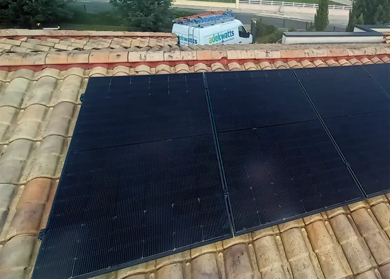 Détail de panneaux solaires full black installés sur toiture en tuiles