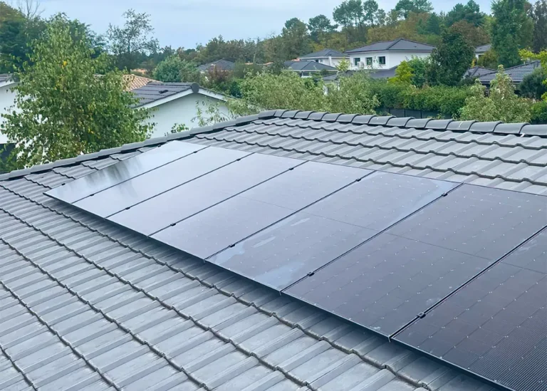 Installation de panneaux solaires full black sur toiture en tuiles grises