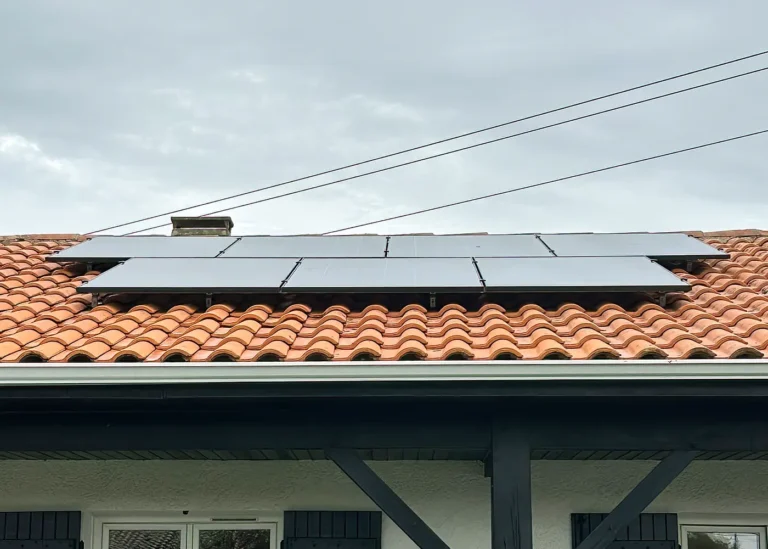 Panneaux solaires photovoltaïques installés sur toiture en tuiles rouges