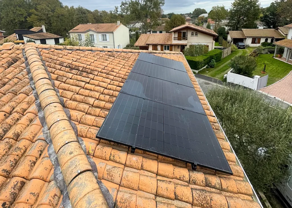 Installation de panneaux solaires sur toiture en tuiles – vue aérienne