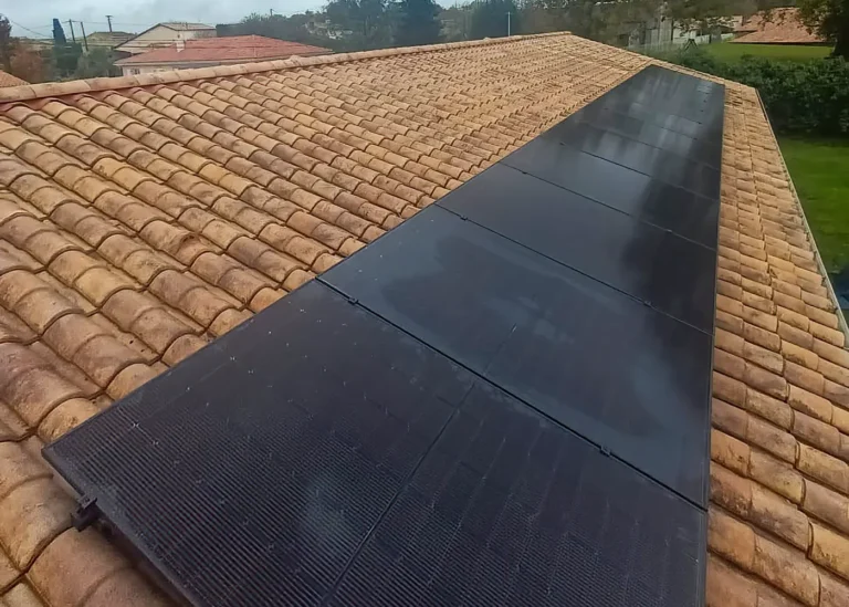 Rangée de panneaux solaires full black sur toiture en tuiles inclinée