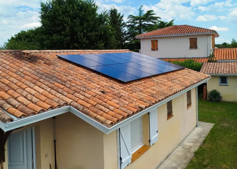 Installation de panneaux solaires full black sur maison en tuiles – vue aérienne