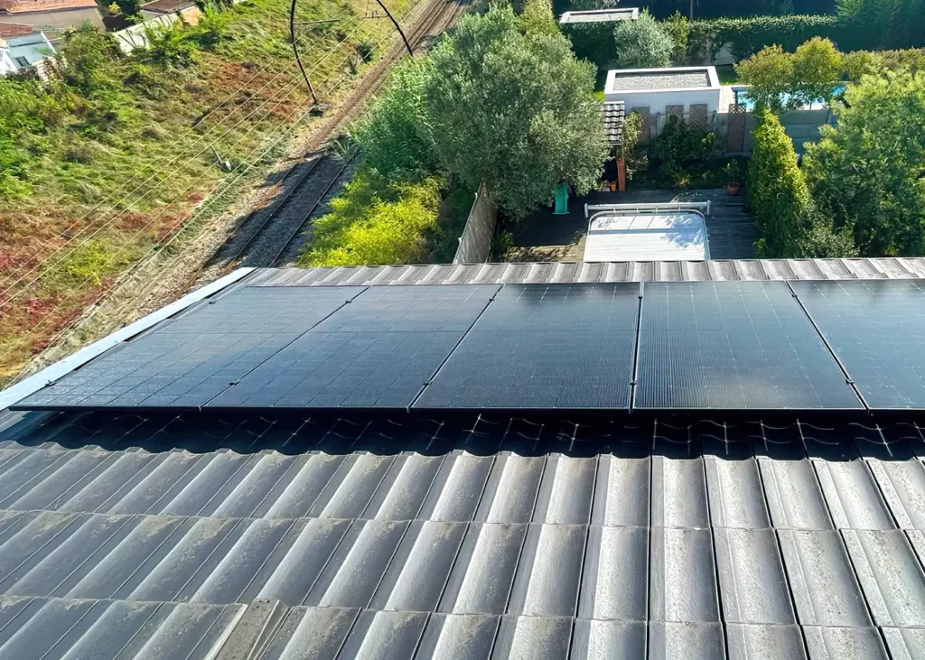 Installation de panneaux solaires full black sur toiture en tuiles grises – vue en hauteur