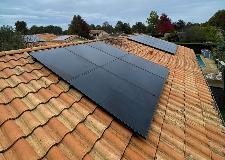 Panneaux solaires full black installés sur toiture en tuiles rouges – vue en perspective