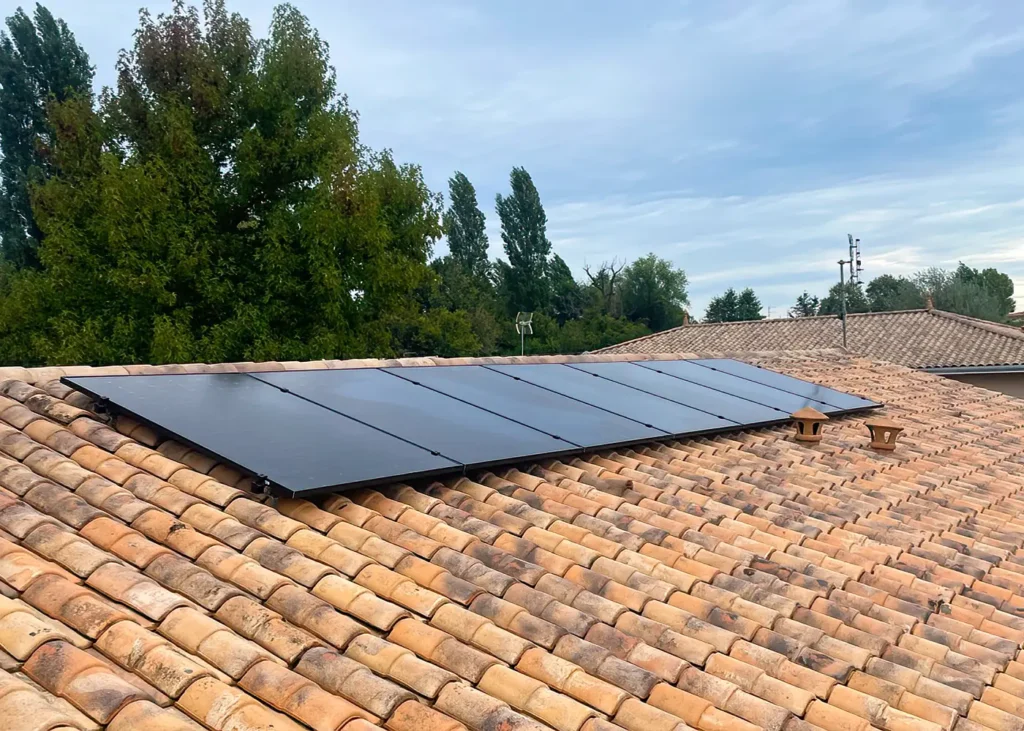 Installation de panneaux solaires full black sur toiture en tuiles – maison individuelle