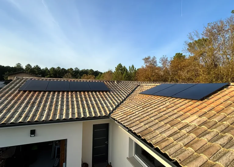 Installation de panneaux solaires sur deux versants de toiture en tuiles