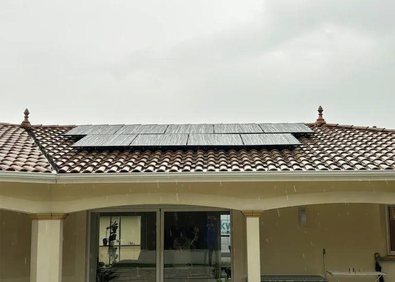 Panneaux solaires installés sur toiture en tuiles sous la pluie