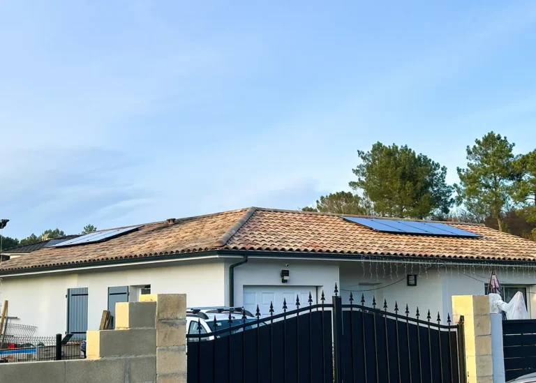 Maison individuelle équipée de panneaux solaires sur toiture en tuiles
