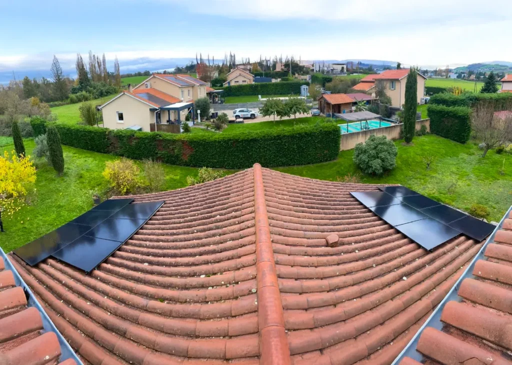 Installation de panneaux solaires 5,95 kWc à Lentilly (69210) réalisée par Adekwatts Rhône