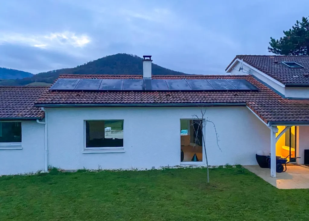 Centrale solaire résidentielle 9 kWc installée à Saint-Romain-de-Popey (69490) par Adekwatts Rhône