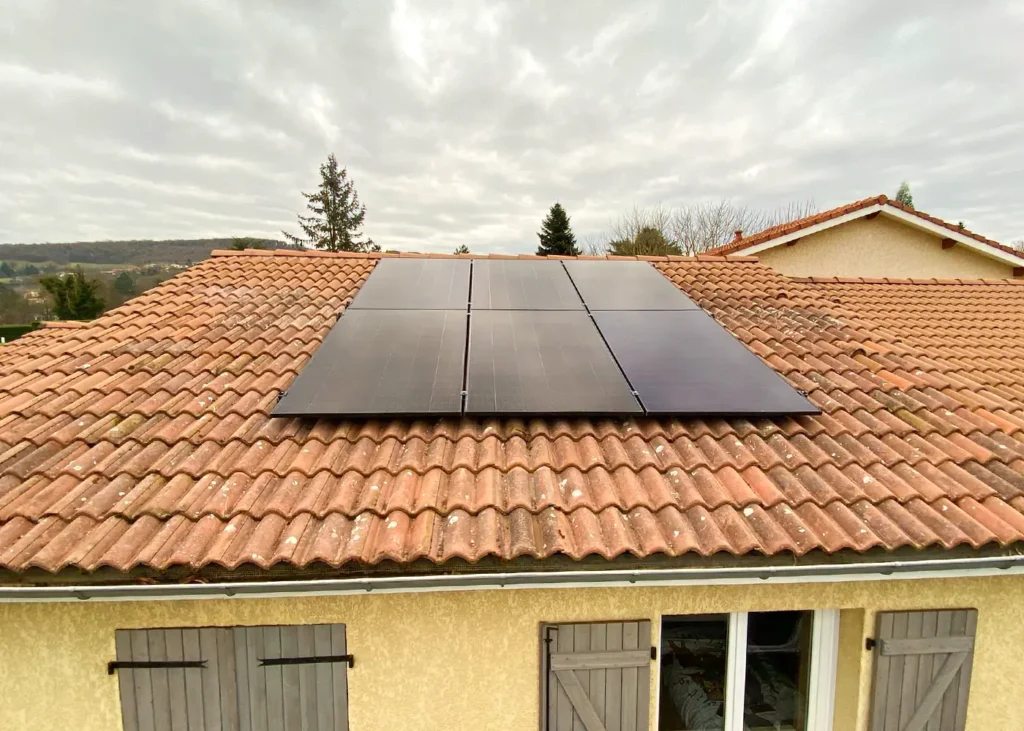 Toiture équipée de panneaux solaires 3 kWc à Châtillon (69380) – réalisation Adekwatts Rhône