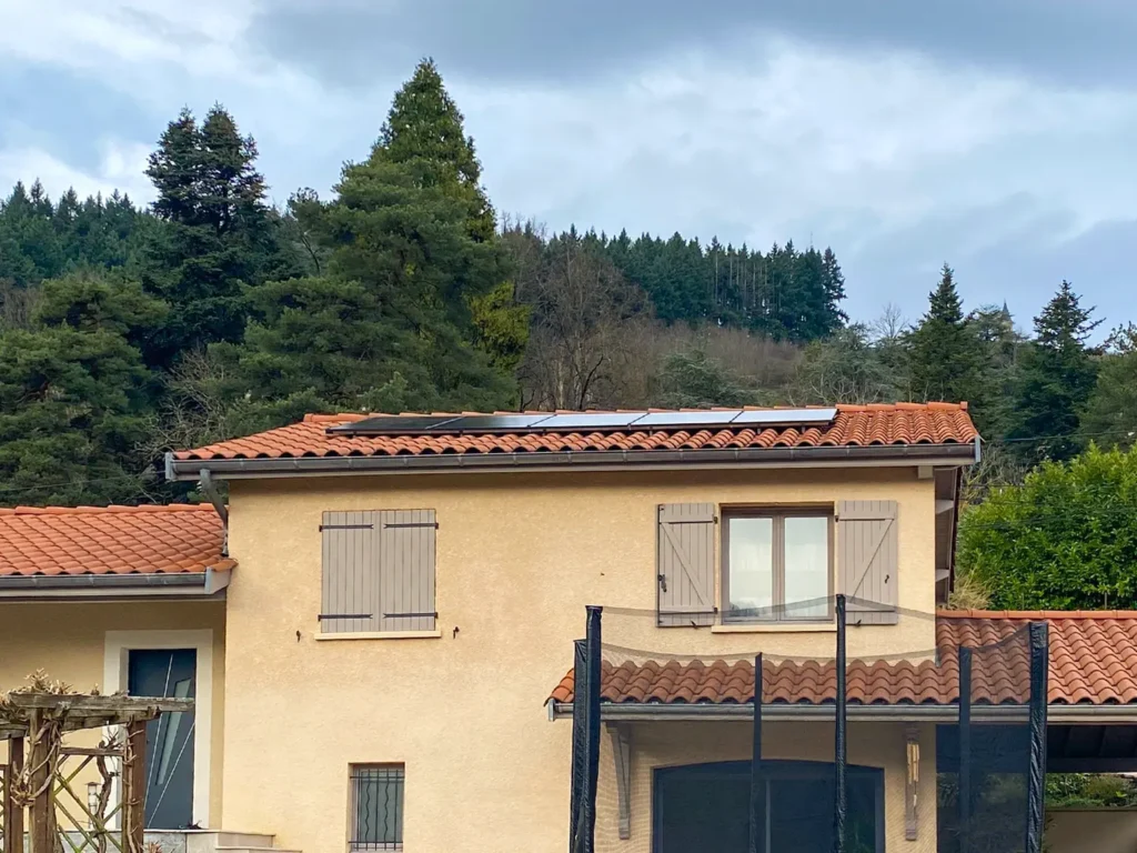 Panneaux photovoltaïques 2,5 kWc installés à Tarare (69170) par Adekwatts Rhône
