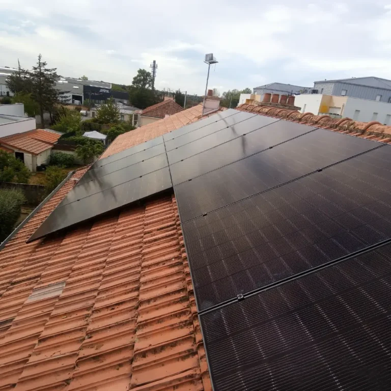 Grande installation de panneaux solaires en toiture tuiles sur un bâtiment à Bouguenais, Loire-Atlantique