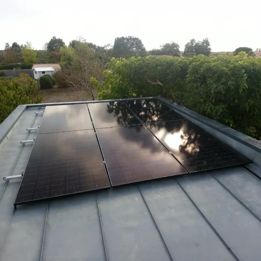 Panneaux solaires noirs sur toiture en zinc à Gétigné, Loire-Atlantique