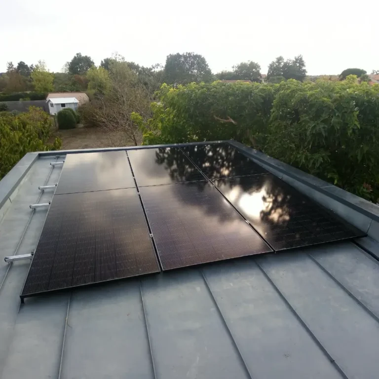Panneaux solaires noirs sur toiture en zinc à Gétigné, Loire-Atlantique