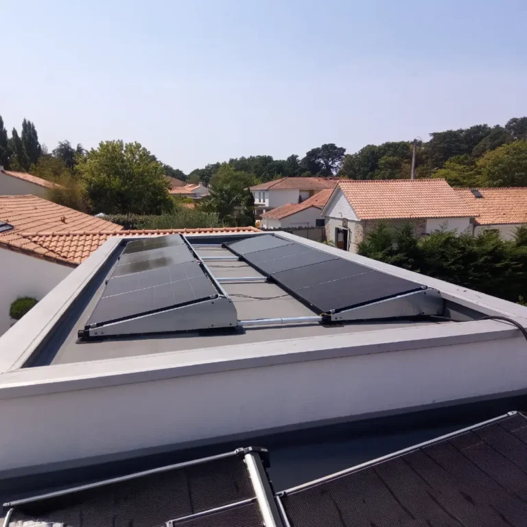 Panneaux solaires inclinés sur toiture-terrasse à Haute-Goulaine, Loire-Atlantique