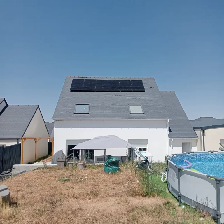 Maison avec panneaux solaires en toiture et piscine hors-sol à Ligné, Loire-Atlantique