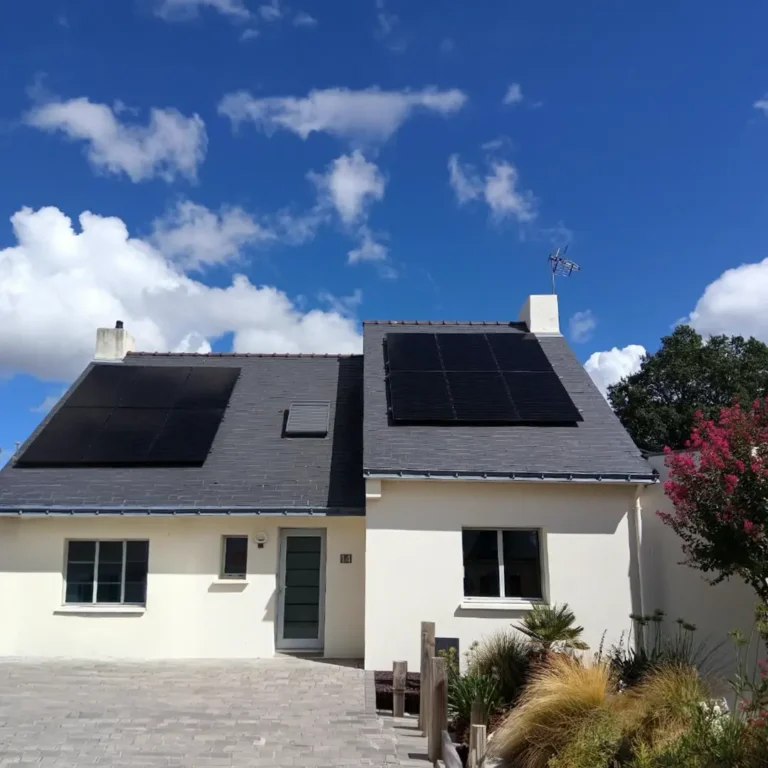 Maison contemporaine avec deux pans de toiture équipés de panneaux solaires à Pontchâteau, Loire-Atlantique