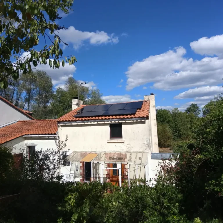 Maison ancienne en pierre avec panneaux solaires en toiture à Saint-Jean-de-Boiseau, Loire-Atlantique