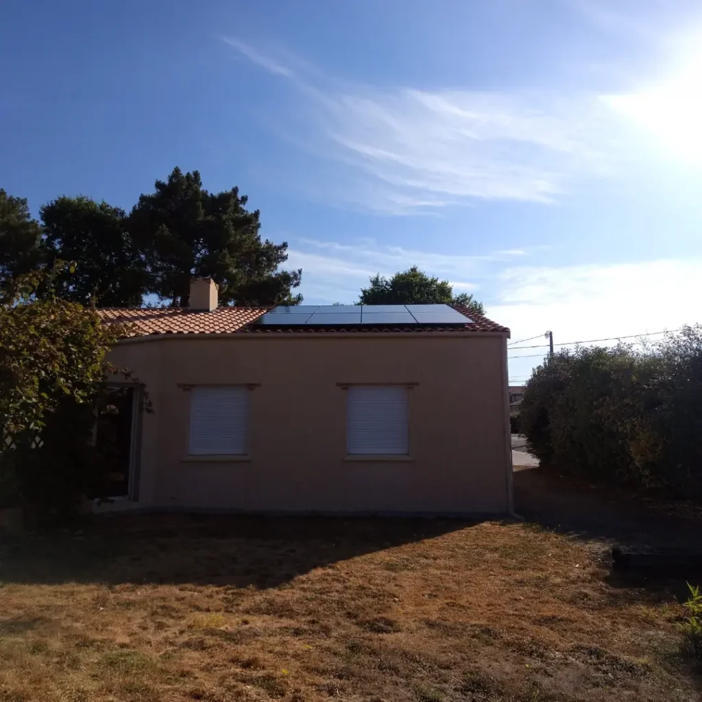 Toiture en tuiles avec panneaux solaires noirs sur une maison à Vallet, Loire-Atlantique