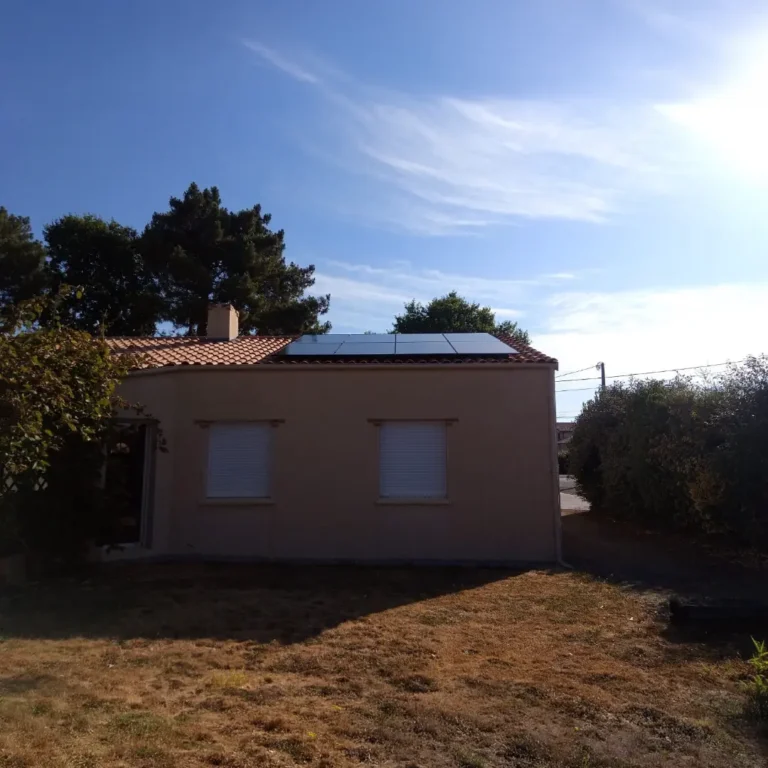 Toiture en tuiles avec panneaux solaires noirs sur une maison à Vallet, Loire-Atlantique
