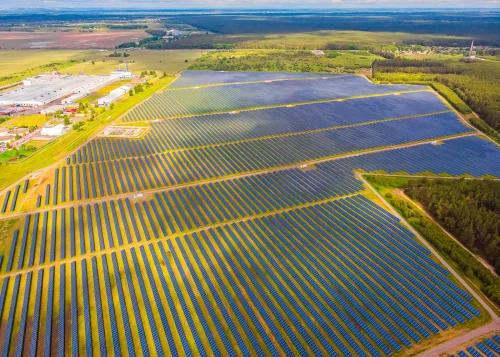 centrale solaire sur le terrain vue aerienne des panneaux solaires