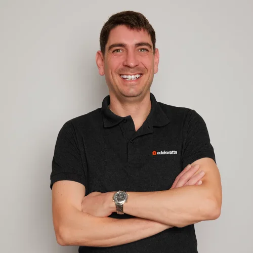 Directeur d’agence Adekwatts en Haute-Vienne, en polo noir, bras croisés et sourire face à l’objectif.